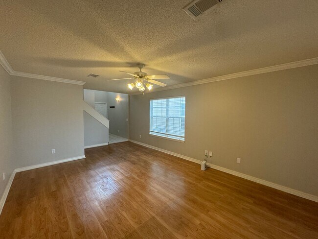 Building Photo - Large 4 Bedroom Home