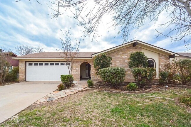 Building Photo - 5370 Hunters Cir