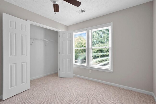 Building Photo - 465 Mikasa Dr
