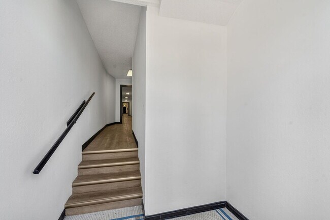Building Photo - 527 E Walnut St