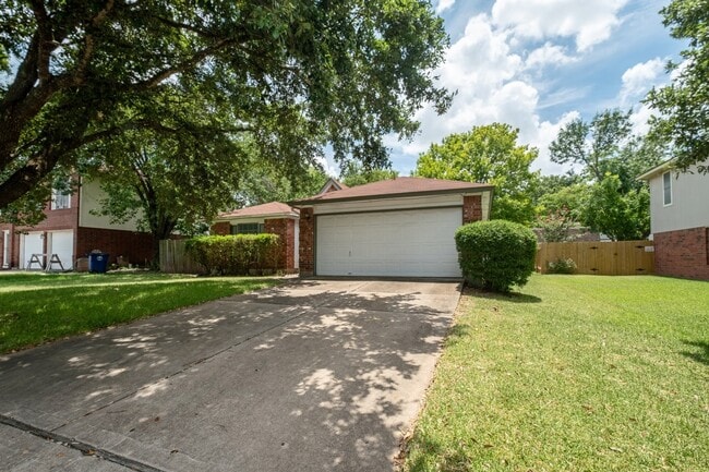 Building Photo - 3 Bedroom, 2 Bath Home in North Austin, Sc...