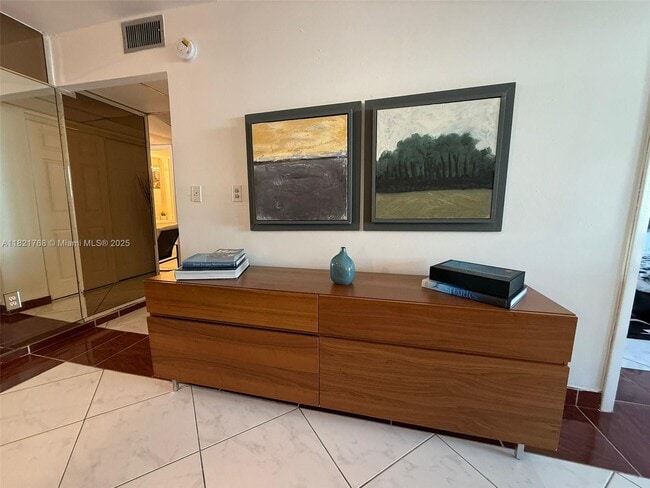 Foto del edificio - 6801 Indian Creek Dr