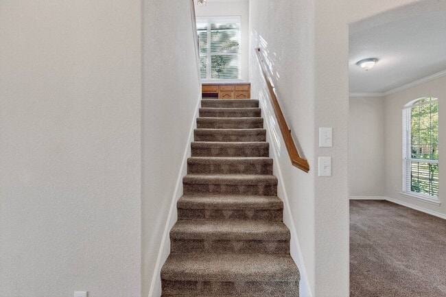 Building Photo - Spacious & Stylish Home in Quail Run-North...