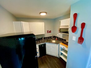 Building Photo - 187 Glenwood Dr