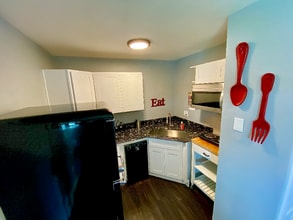 Building Photo - 187 Glenwood Dr