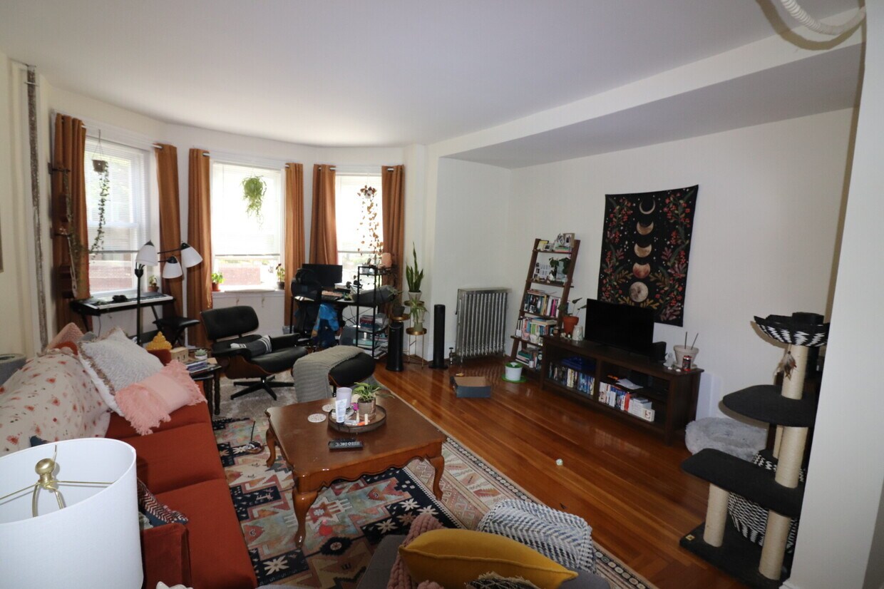 Primary Photo - 136 Pleasant St