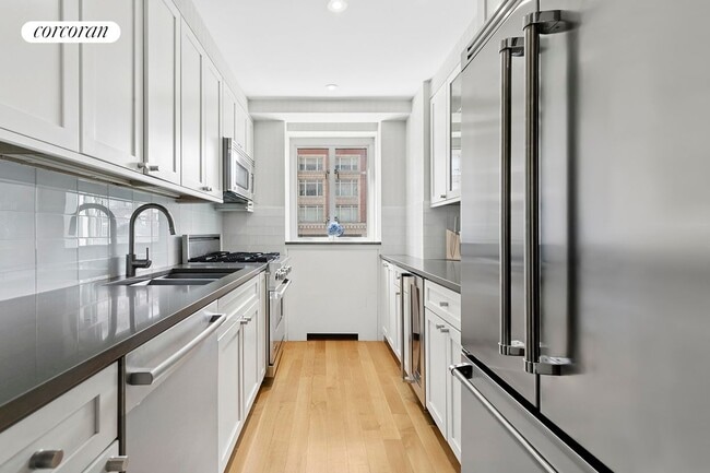 Building Photo - 200 E 66th St