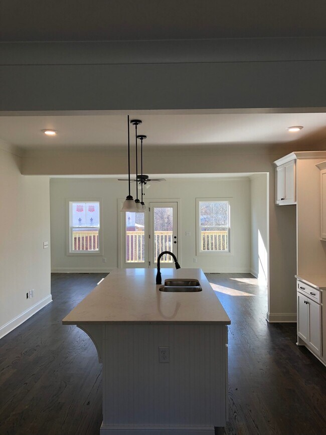 Building Photo - Luxury Town Homes