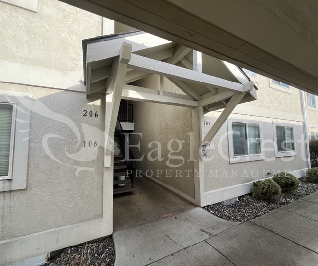 Building Photo - Two Bedroom, Two Bathroom Unit at the Vineyards HOA