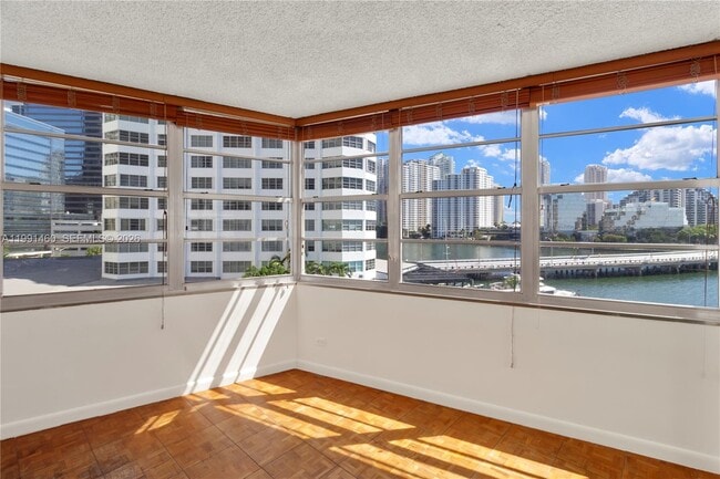 Building Photo - 905 Brickell Bay Dr