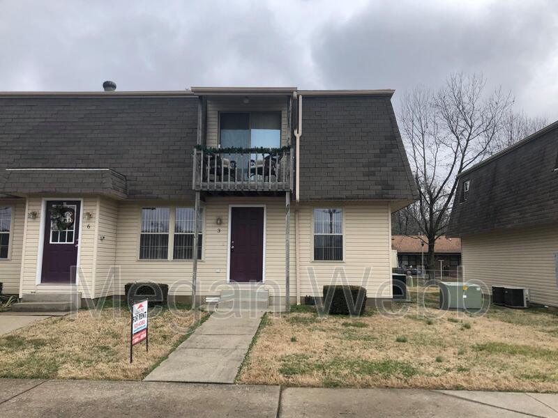 Primary Photo - 500 E College St