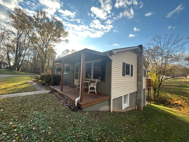 Foto del edificio - 44 Maple Ave