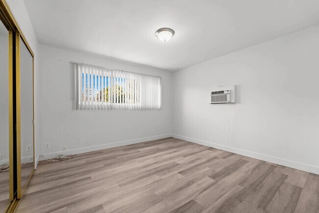 Building Photo - 925 W 30th St