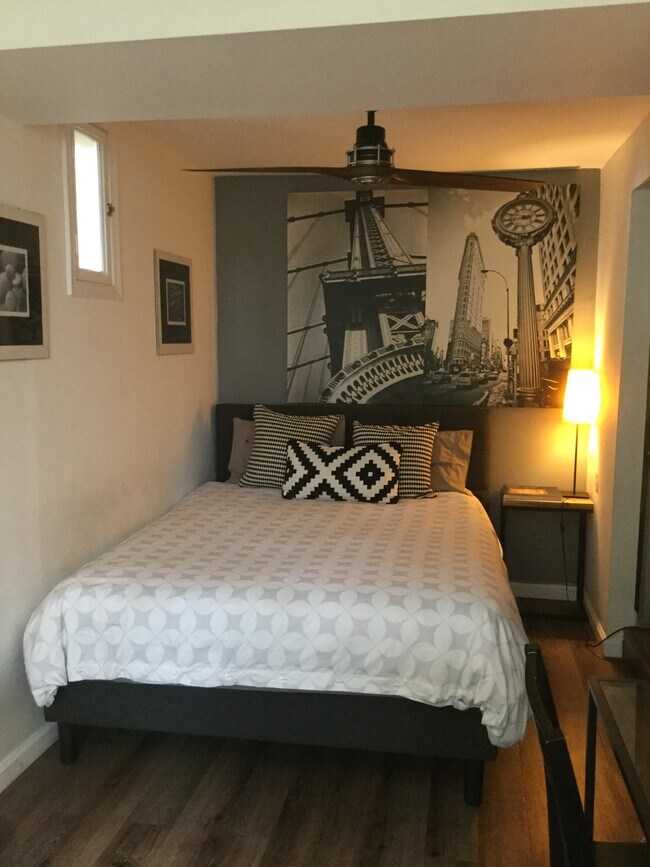 Queen Bed - 3720 Oak Hill Ave