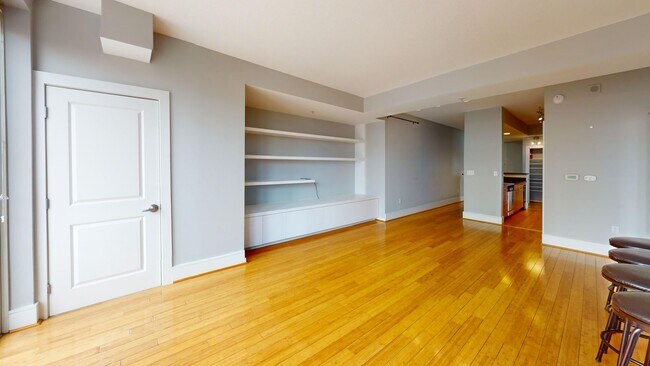 Foto del edificio - Chinatown 1,000 Square Foot PLUS W/Private Balcony, Fitness Center & More!