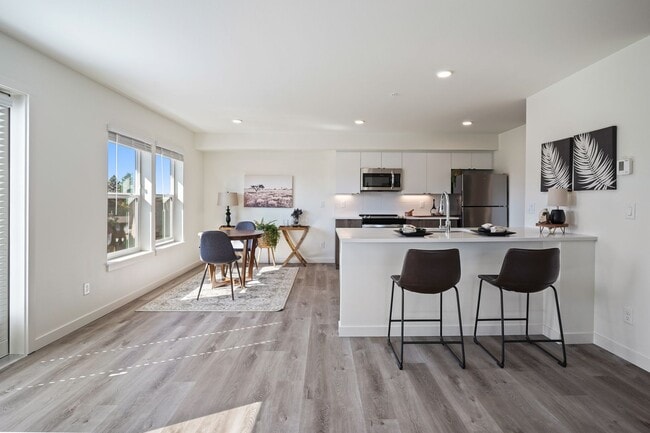 Foto del edificio - Edgewater Apartments: Tranquil Canal-Side ...