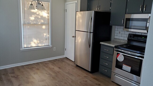 Foto del edificio - 2 WEEKS FREE OFF OF THE 1ST FULL MONTHS RENT