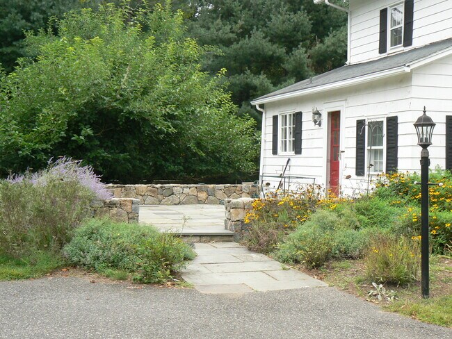 Building Photo - 283 Lyons Plain Rd