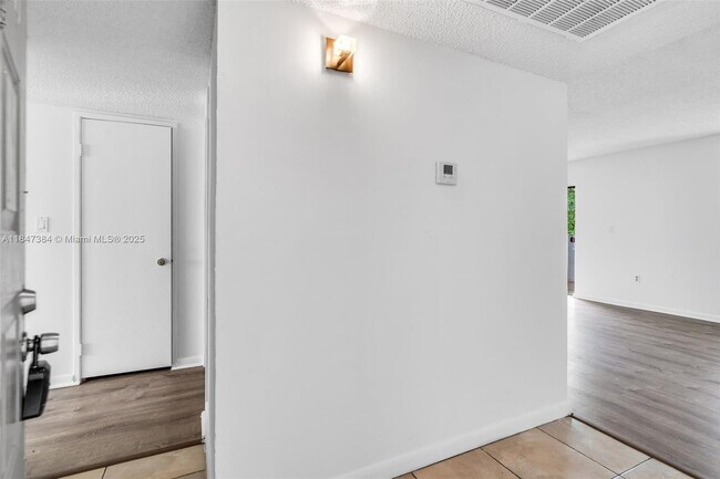 Foto del edificio - 3229 Coral Lake Dr