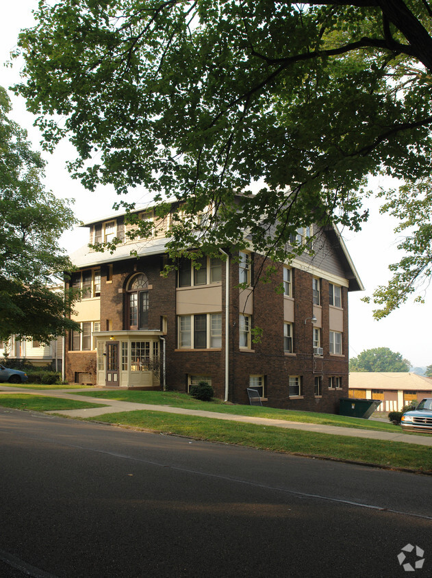 Building Photo - 319 3rd St NE