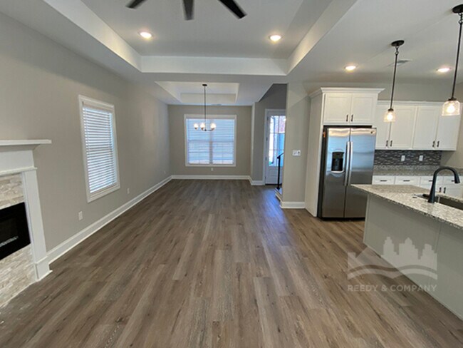 Building Photo - 553 Rosalie Woods Dr