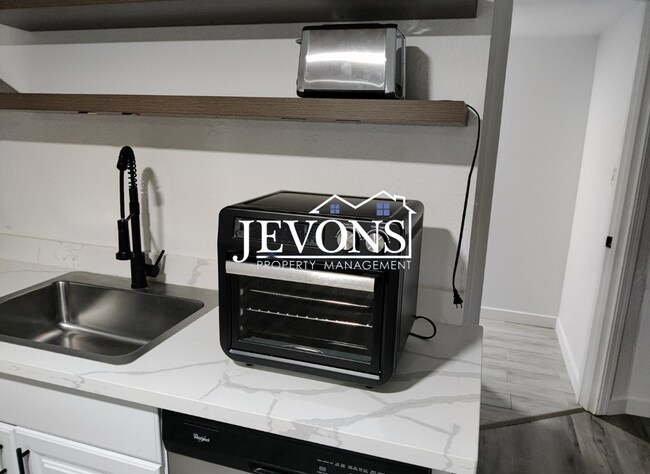 Foto del edificio - 630 N Skyline Dr