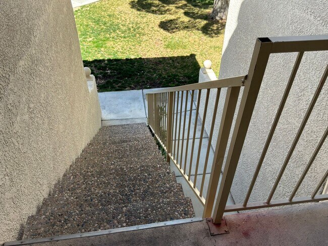 Foto del edificio - Condo 3 bedrooms 2 bathrooms 1 car garage gated subdivision.