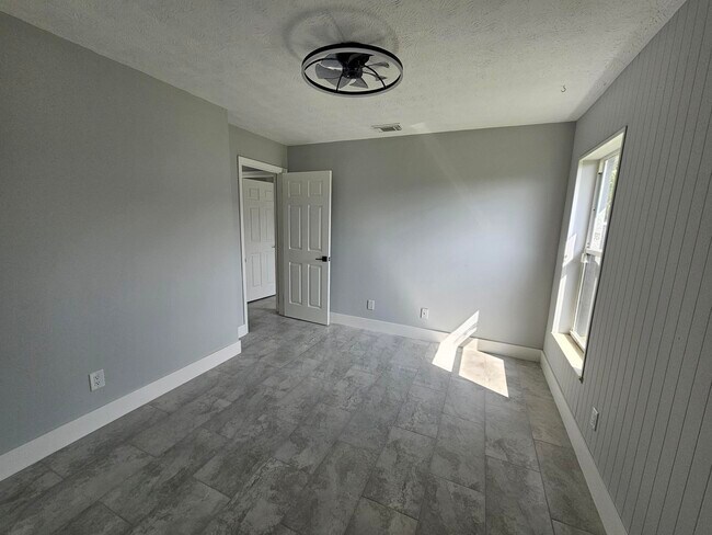 Building Photo - 1358 SW Del Rio Blvd