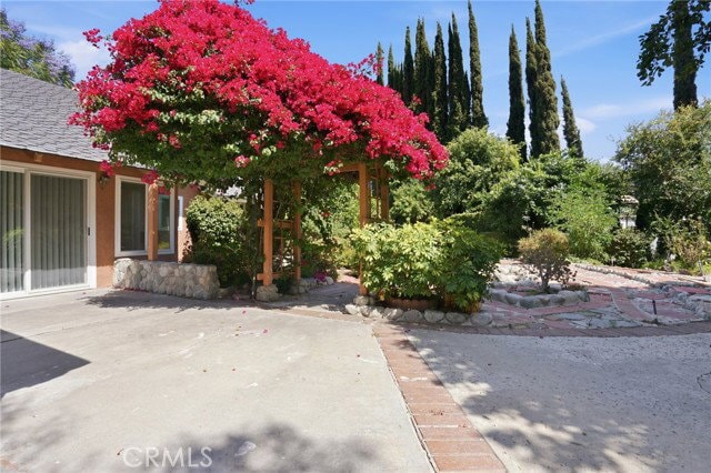 Building Photo - 16682 Oakhurst Cir