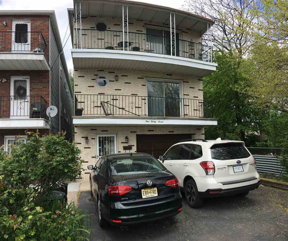 Primary Photo - 137 Collard St