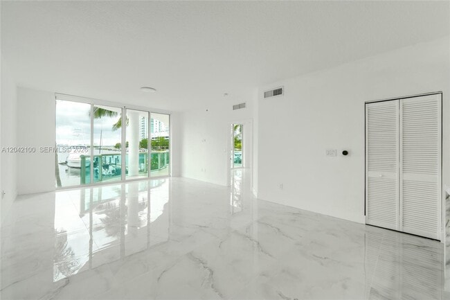 Foto del edificio - 7914 Harbor Island Dr