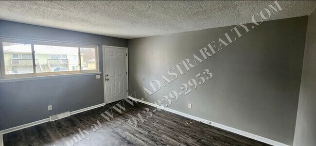 Foto del edificio - Cozy 2 Bed 1 Bath Duplex in KCK-Available NOW!!