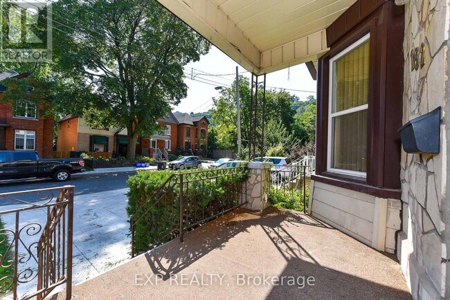 Building Photo - 182-182 Emerald St S