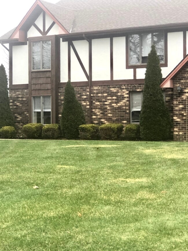 Building Photo - 888 Pearson Cir