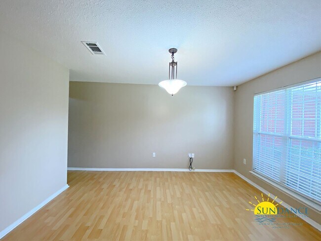 Foto del edificio - Beautiful 4 Bedroom Home with In-Ground Po...