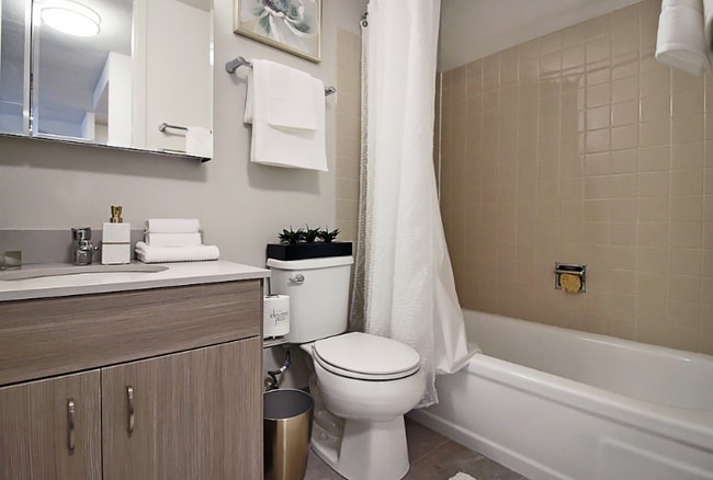 Photo - 1115 N Dearborn St Apartment