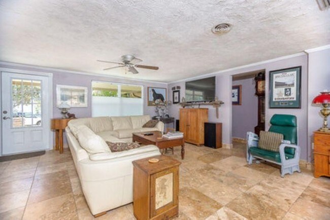 Building Photo - Amazing 3 Bedroom 2 Bath Waterfront Pool Home