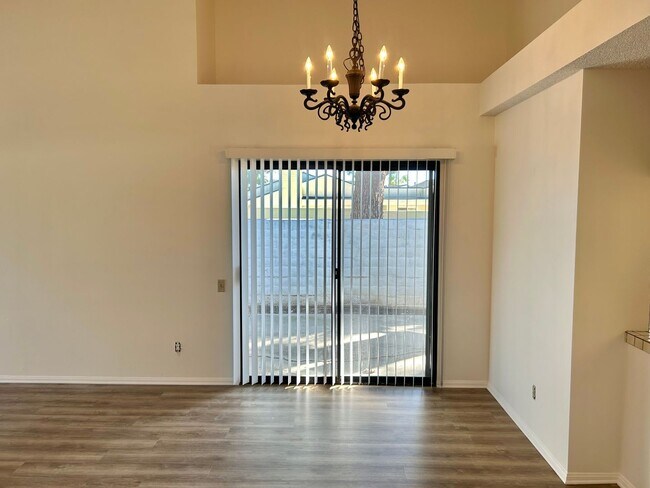 Foto del edificio - Freshly Painted 2BD/2BA 2 Car Garage with large Backyard