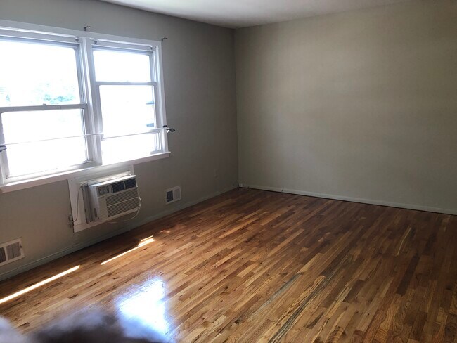 Building Photo - 68 Draper Plz