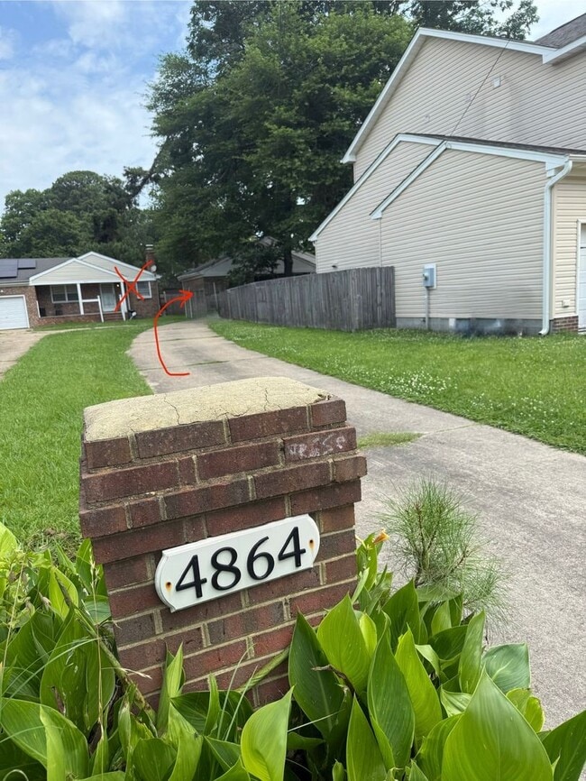 Building Photo - ***Tucked away 3 bed 2 bath Brick ranch ne...
