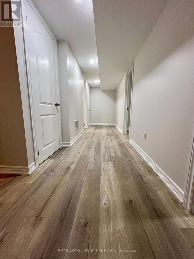 Photo du bâtiment - 843 Cedarbrae Ave