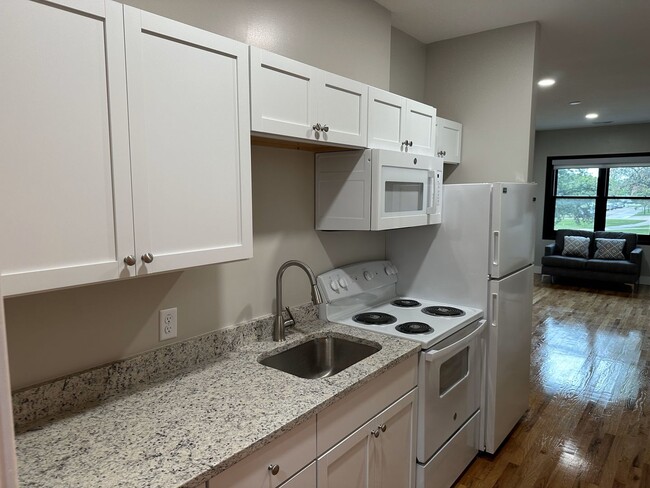 Foto del edificio - Brand-New Studio Apartments