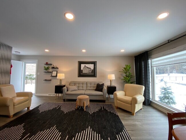 Building Photo - 221 Nordica Ave