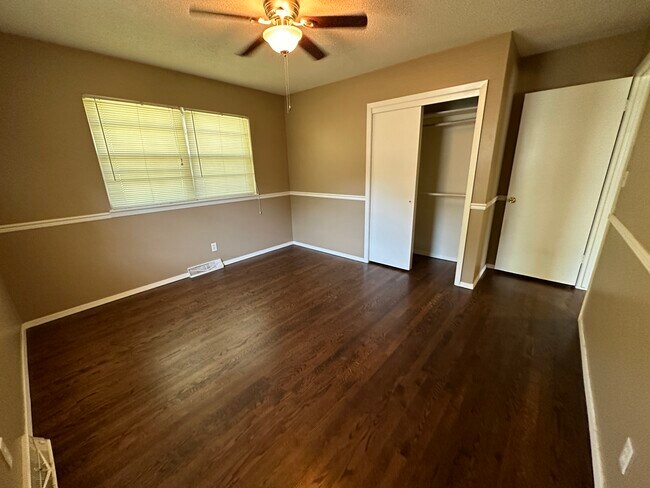 Building Photo - 6517 NW Hilldale Dr
