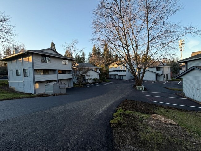 Foto del edificio - Spacious Townhouse in the Heart of Garden Home~ New LVP Flooring~ Washer/Dryer Hook-Ups~ A/C~ Lar...