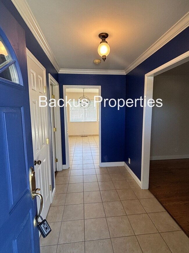 Foto del edificio - Wonderful four-bedroom corner lot home in South Salinas