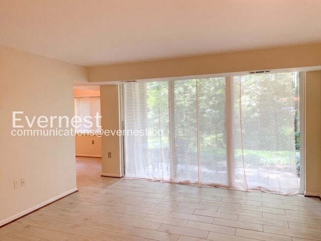 Building Photo - Spacious 3 Bed, 2 Bath Condo / Coming Soon!