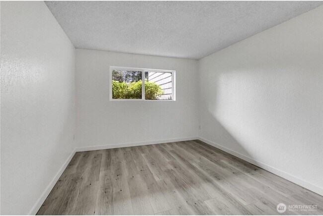 Building Photo - 3 Bed 2 Bathroom Edmonds Condo!