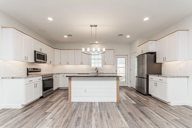 Building Photo - Open floor plan