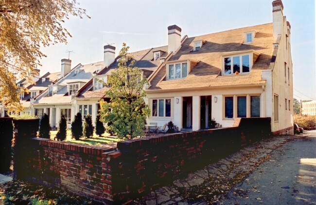 Building Photo - 370 McKee Pl